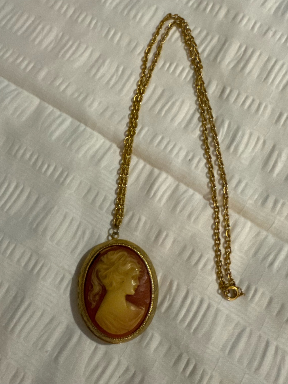 Vintage 1970s Avon Oval Cameo Pendant Necklace - Gold Tone Victorian Style